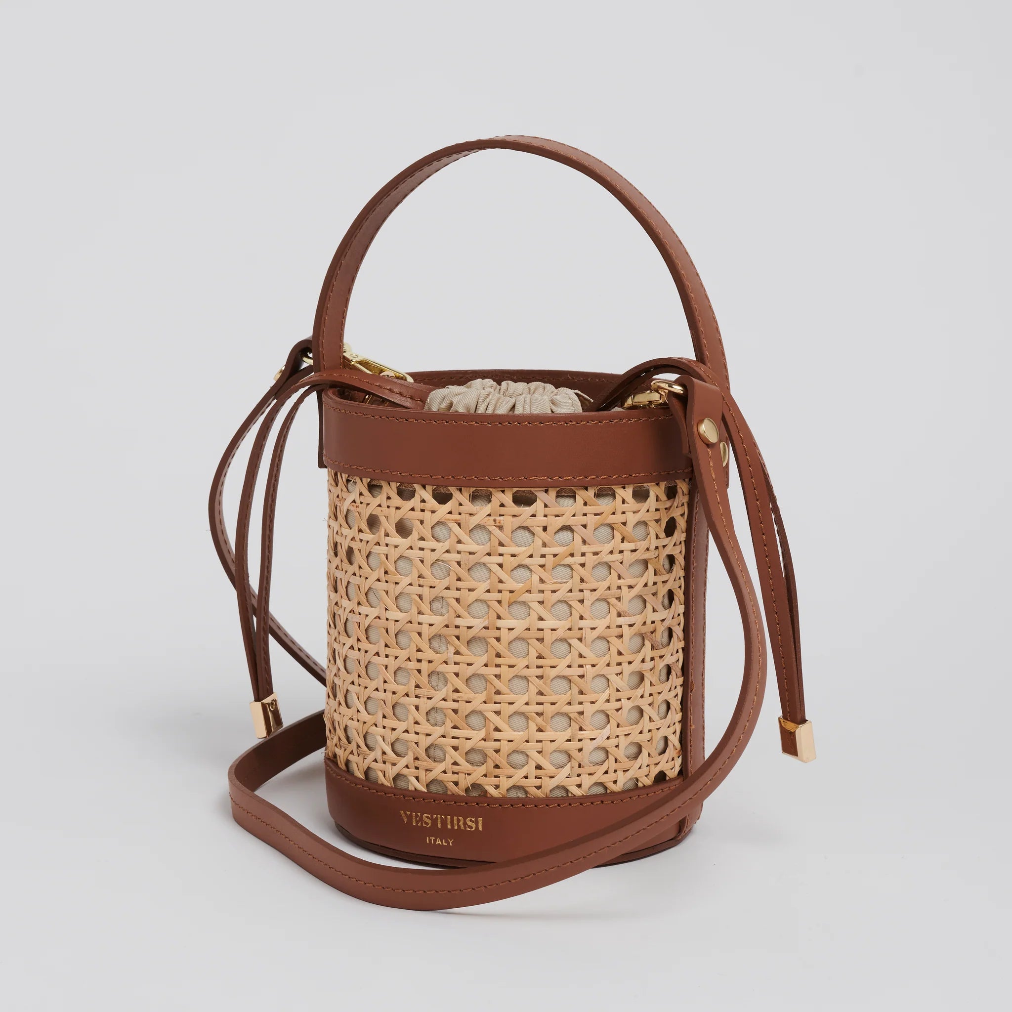 Shop PRE-ORDER Brittany Rattan Bucket Bag | Tan - Vestirsi
